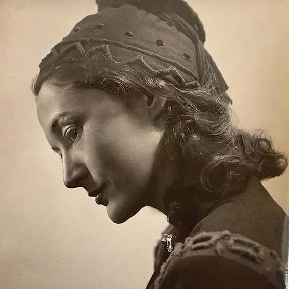 Portrait of Eileen Kramer as a young women in a distinctive elegant hat.